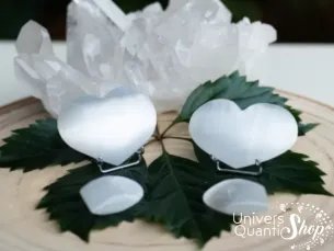 cœur en selenite du maroc 5cm qualité A posé sur des socles en métal avec amas de cristal en fond