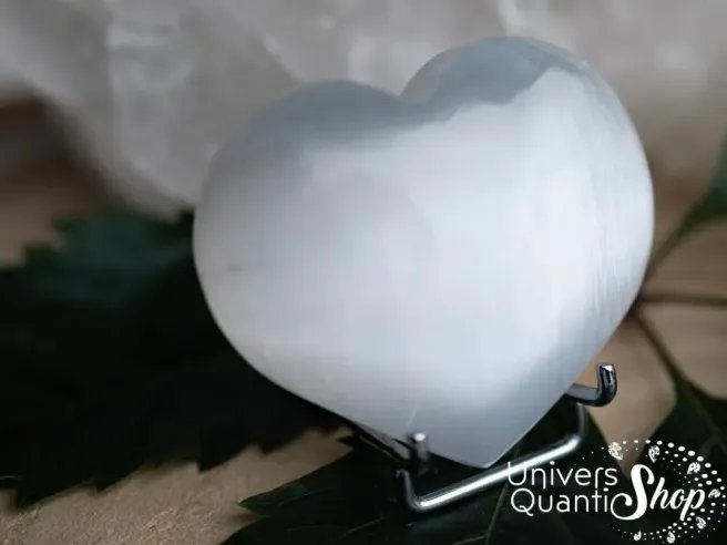 coeur en selenite - pierre naturelle de sérénité sur un socle en métal