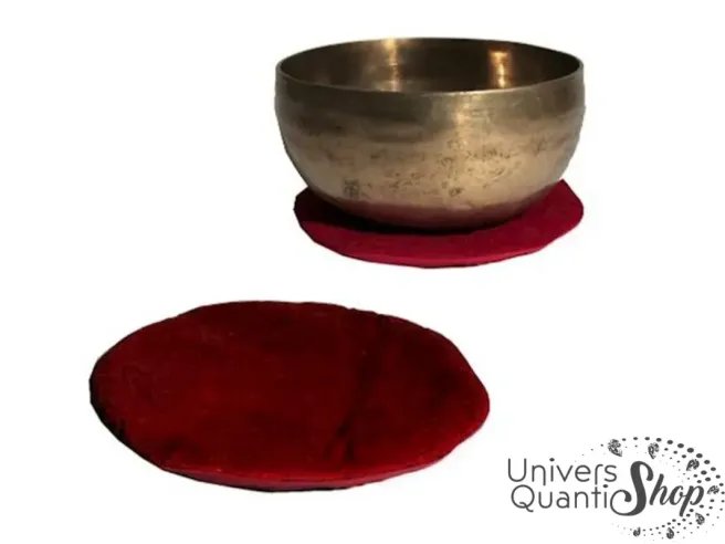 coussin plat rouge pour bol tibétain chantant avec bol posé dessus sur fond blanc