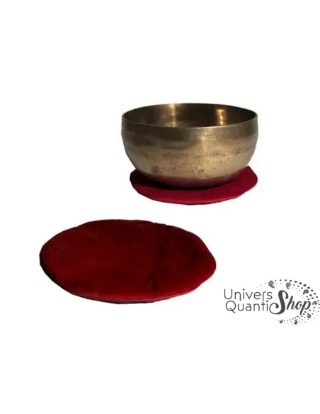 coussin plat rouge pour bol tibétain chantant avec bol posé dessus sur fond blanc coussin plat rouge pour bol tibétain chantant avec bol posé dessus sur fond blanc