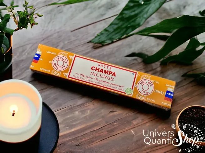 encens champa parfum - fleur de champa - boite d'encens champa sur une table