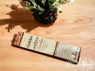 encens naturel, encens indien, 100% naturel encens goloka chandan sur une table en bois