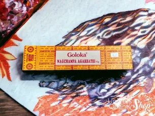 encens bienfaits, encens pour purifier roulé à la main en inde, encens sur fond hokusai