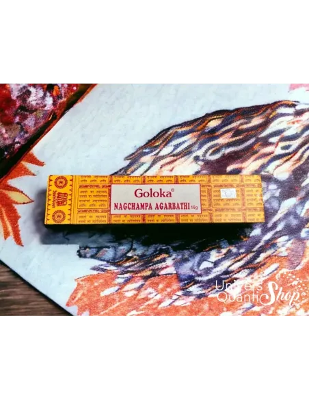 encens bienfaits, encens pour purifier roulé à la main en inde, encens sur fond hokusai