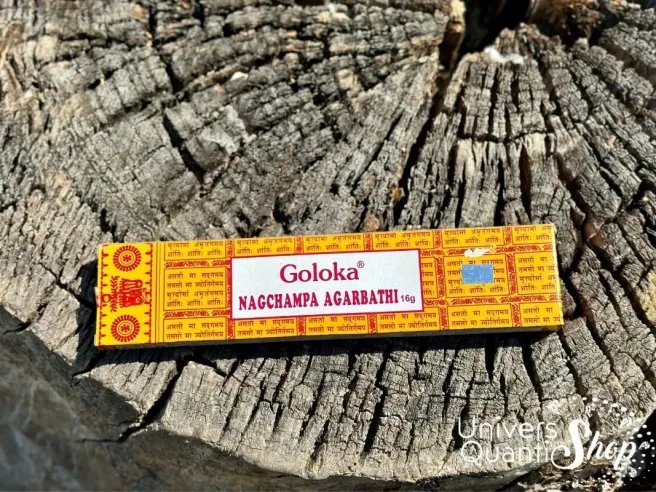 encens nag champa agarbatti vertus, boite d'encens posé sur une souche d'arbre vue du dessus