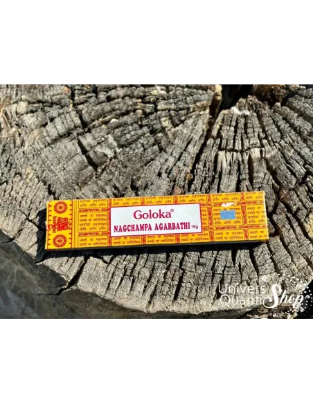 encens nag champa agarbatti vertus, boite d'encens posé sur une souche d'arbre vue du dessus