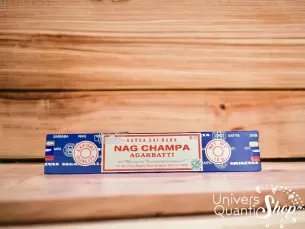 encens nag champa, encens saty sai baba en bâtonnets sur fond bois