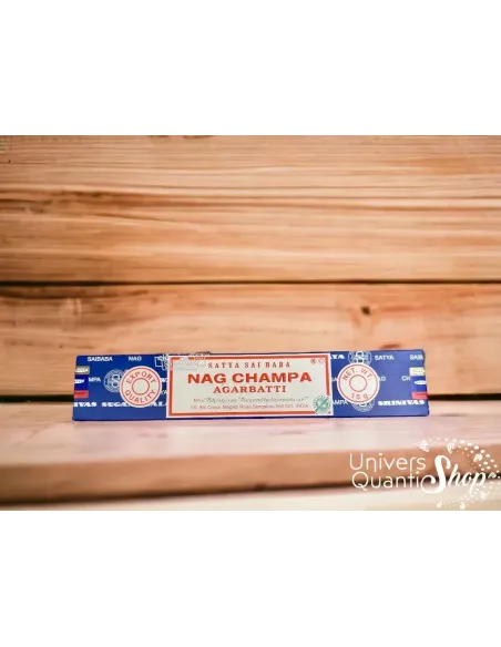 encens nag champa, encens saty sai baba en bâtonnets sur fond bois encens nag champa, encens saty sai baba en bâtonnets sur fond bois