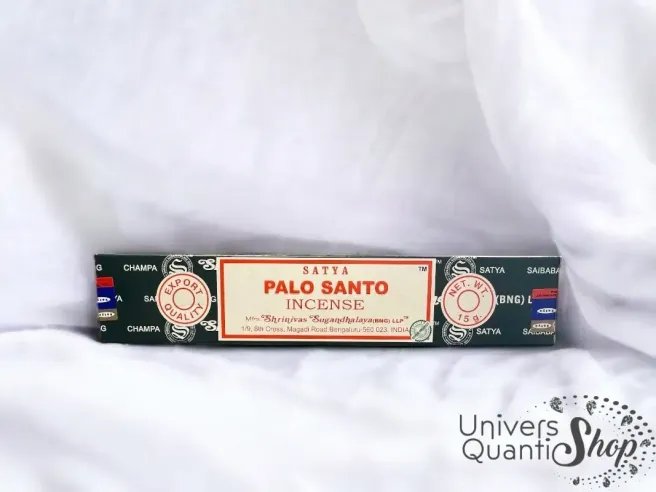 encens palo santo satya, encens naturel palo santo boite posée sur du tissu blanc