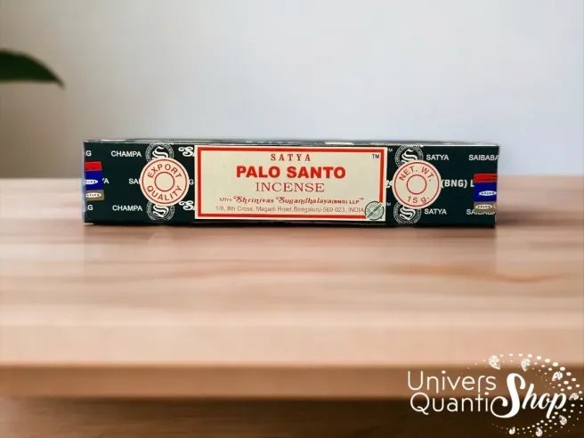 acheter encens palo santo, palo santo encens en bâtonnets posé sur une table en bois