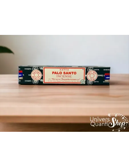 acheter encens palo santo, palo santo encens en bâtonnets posé sur une table en bois