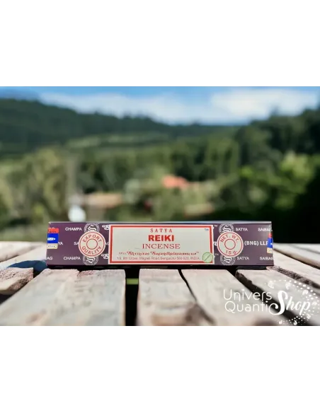 encens naturel reiki pour la relaxation, le yoga et le reiki - boite d'encens reiki sur un plancher bois avec paysage en fond encens naturel reiki pour la relaxation, le yoga et le reiki - boite d'encens reiki sur un plancher bois avec paysage en fond