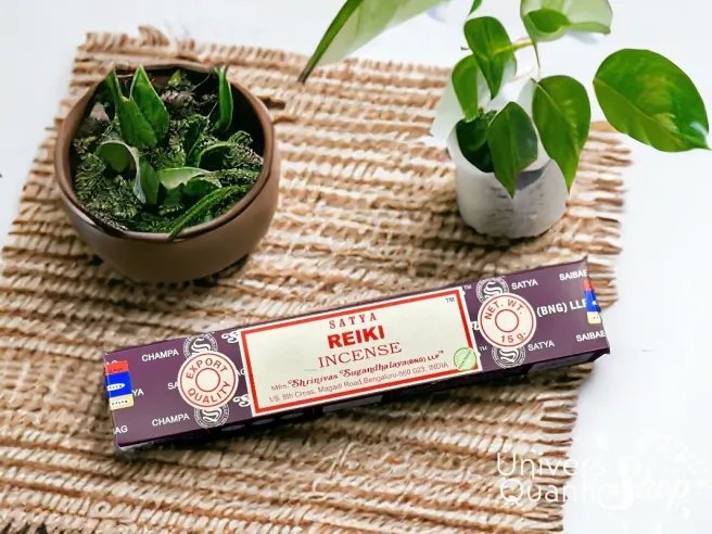 encens indien reiki, boite d'encens reiki 15g sur un plateau bambou avec des plantes