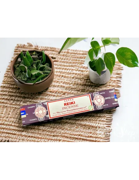 encens indien reiki, boite d'encens reiki 15g sur un plateau bambou avec des plantes encens indien reiki, boite d'encens reiki 15g sur un plateau bambou avec des plantes