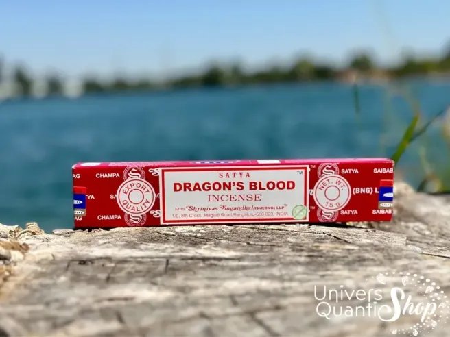 encens sang de dragon odeur, boite de batonnets d'encens posé sur une souche d'arbre