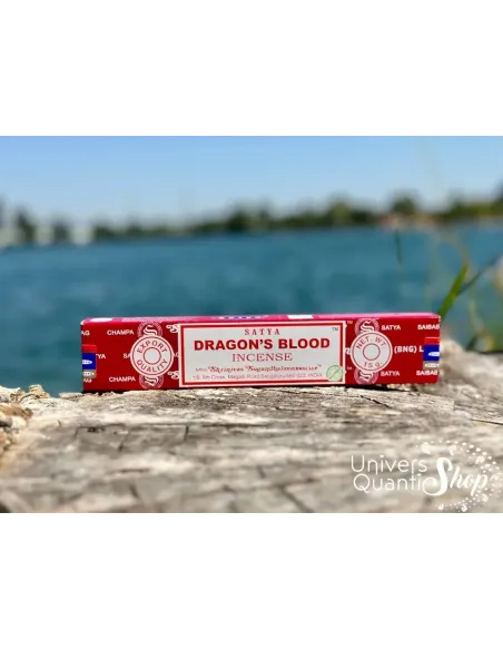 encens sang de dragon odeur, boite de batonnets d'encens posé sur une souche d'arbre