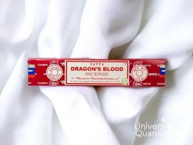 encens sang de dragon rituel de purification des lieux, boite de 15g batônnets posée sur un tissu blanc