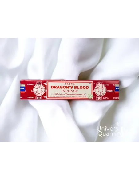 encens sang de dragon rituel de purification des lieux, boite de 15g batônnets posée sur un tissu blanc