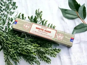encens sauge blanche purification - boite encens 15g avec fond feuilles vertes et tissu blanc