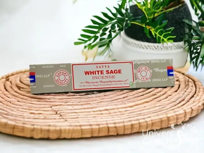 encens sauge blanche signification, boite d'encens sauge sur plateau bambou avec plante en fond