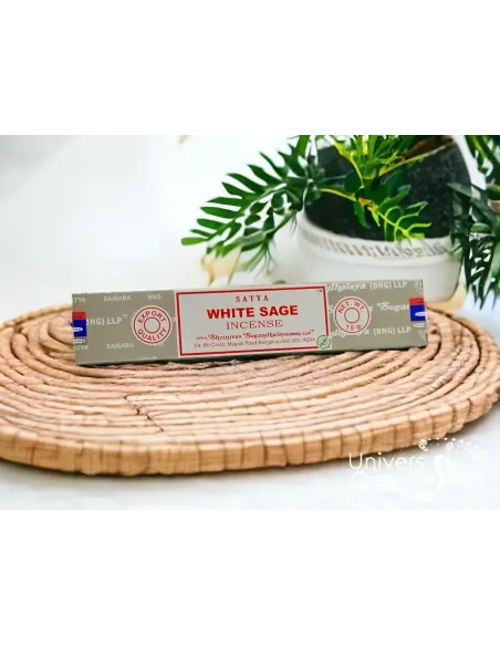 encens sauge blanche signification, boite d'encens sauge sur plateau bambou avec plante en fond encens sauge blanche signification, boite d'encens sauge sur plateau bambou avec plante en fond