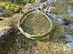 Foin d’odeur tressé fumigation posé sur des rochers avec de la mousse