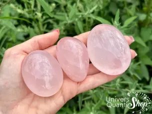 galet quartz rose pierre naturelle de l'amour, galet en pierre quartz rose dans une main