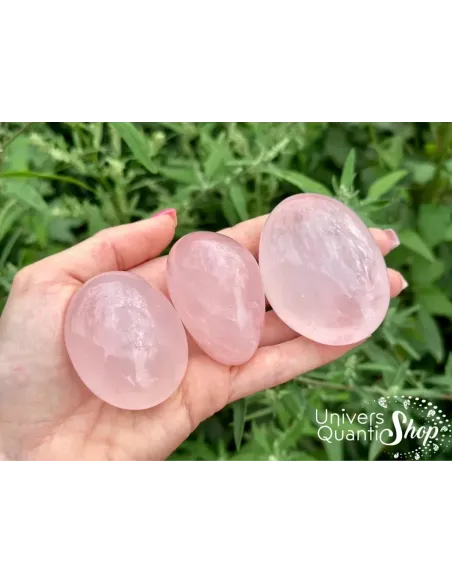 galet quartz rose pierre naturelle de l'amour, galet en pierre quartz rose dans une main