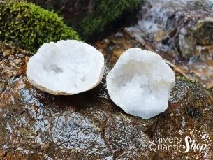 Géode de quartz du Maroc en cristal de roche ouverte, cristaux naturels sur un rocher