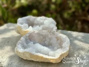 geode de quartz du maroc, pierre de rechargement, diametre 120mm posé dans la nature