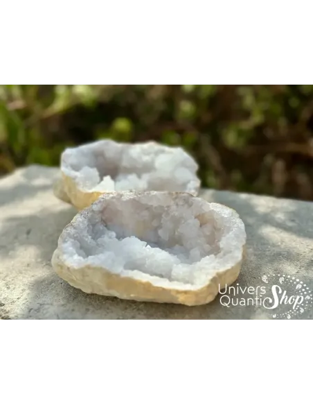 geode de quartz du maroc, pierre de rechargement, diametre 120mm posé dans la nature
