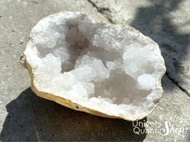 geode quartz blanc, géode de quartz rechargement une moitié sur du dessus dans la nature