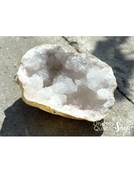 geode quartz blanc, géode de quartz rechargement une moitié sur du dessus dans la nature