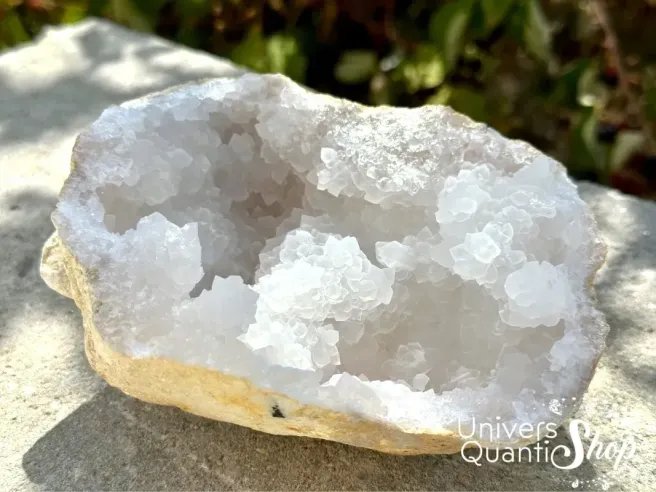 geode quartz maroc, géode de quartz pour recharger les pierres, une moitié posée une pierre