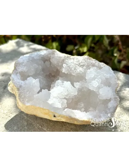geode quartz maroc, géode de quartz pour recharger les pierres, une moitié posée une pierre