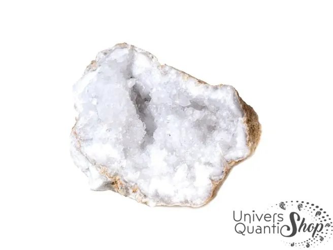 géode de quartz pour recharger les pierres sur fond blanc