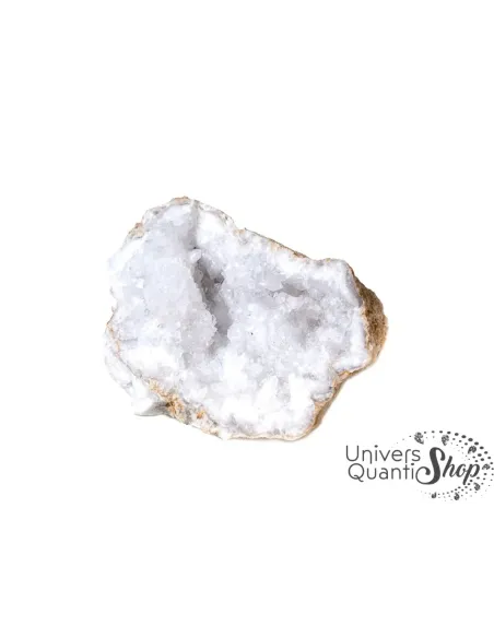 géode de quartz pour recharger les pierres sur fond blanc