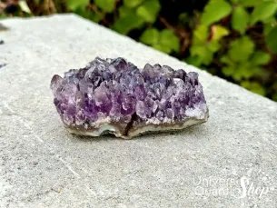 pierre de rechargement améthyste, amas d'améthyste posé sur une pierre