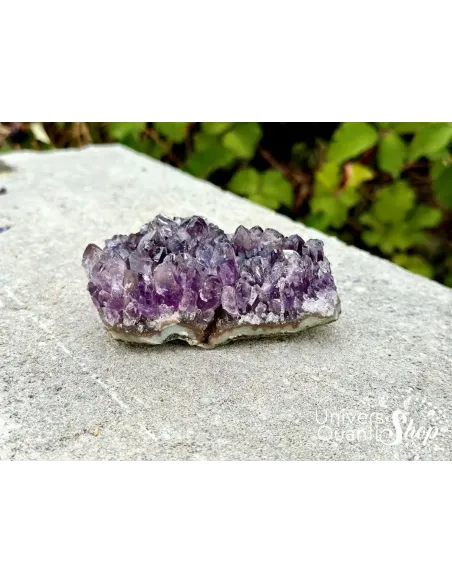 pierre de rechargement améthyste, amas d'améthyste posé sur une pierre