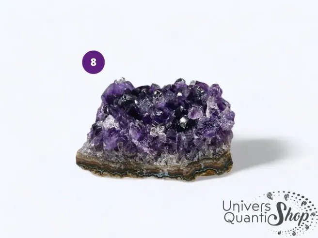 druse d'améthyste vertus numéro 8 sur fond blanc