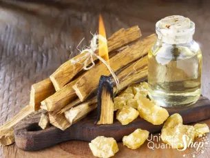 Palo santo du Pérou enflammé avec de l'huile et de la résine