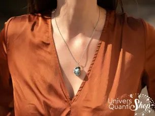 pendentif femme original, agate arbre bienfaits, pierre roulée porté au cou d'une femme