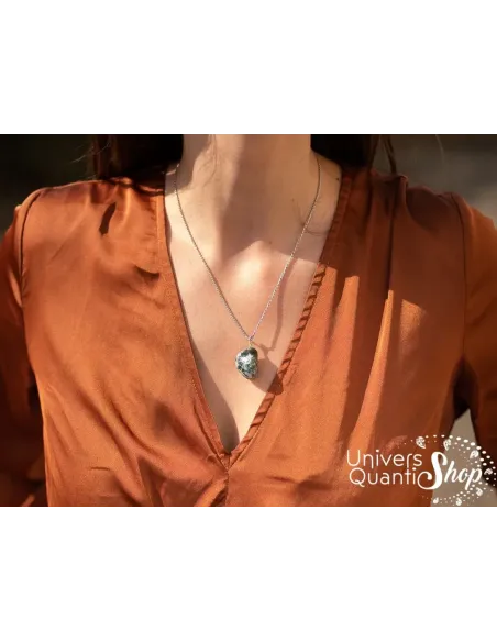 pendentif femme original, agate arbre bienfaits, pierre roulée porté au cou d'une femme pendentif femme original, agate arbre bienfaits, pierre roulée porté au cou d'une femme