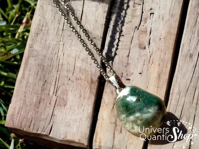 pendentif en pierre agate arbre roulée sur une planche de bois