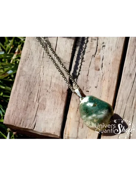 pendentif en pierre agate arbre roulée sur une planche de bois pendentif en pierre agate arbre roulée sur une planche de bois