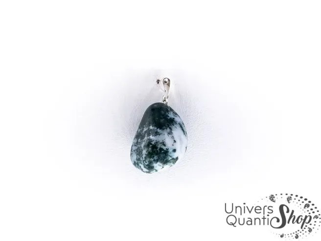 pendentif agate arbre femme, pierre d agate arbre sur fond blanc