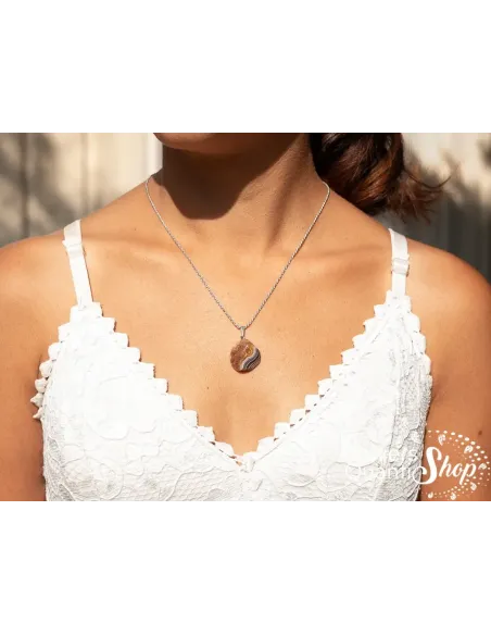 pendentif femme pierres naturelles porté sur un cou, agate du botswana, pierre de vitalité pendentif femme pierres naturelles porté sur un cou, agate du botswana, pierre de vitalité