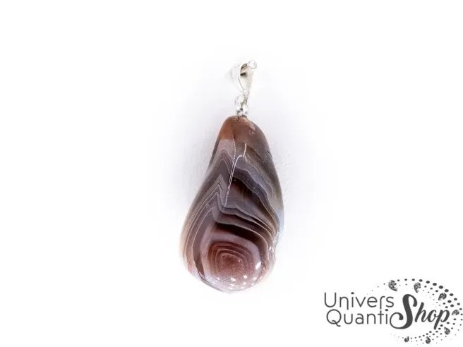 agate botswana vertus, pendentif pierre roulée A+, pierre de la joie de vivre sur fond blanc