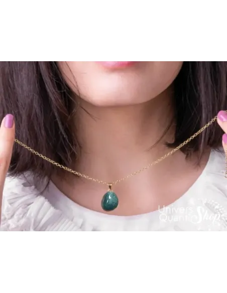 pendentif pierre roulée agate mousse porté devant un cou de femme, bienfaits et vertus en lithothérapie - univers quantic shop pendentif pierre roulée agate mousse porté devant un cou de femme, bienfaits et vertus en lithothérapie - univers quantic shop
