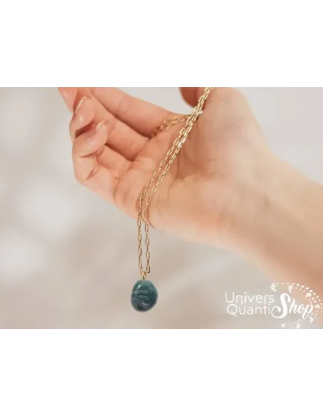 pierre agate mousse, pendentif pierre roulée tenu dans une main - boutique de lithothérapie pierre agate mousse, pendentif pierre roulée tenu dans une main - boutique de lithothérapie